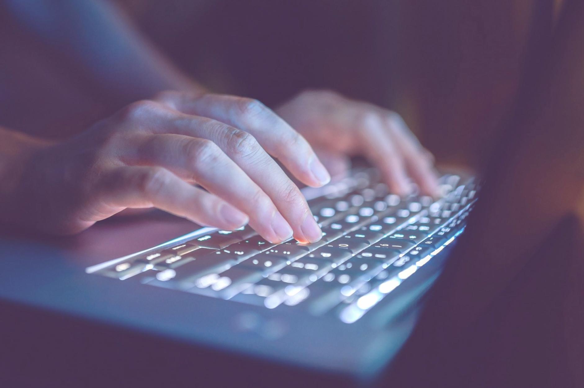 Schermata di una dashboard finanziaria automatizzata con grafici e indicatori in tempo reale